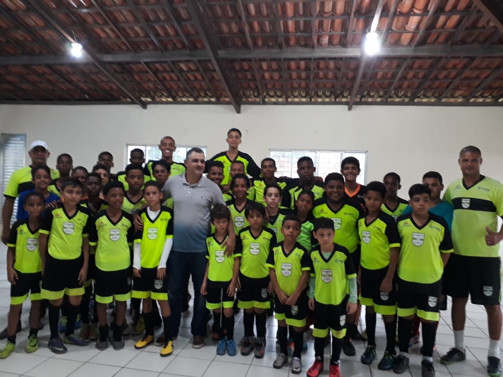 Alunos da escolinha de futebol da APPMBA recebem visita do técnico Marcelo Chamusca