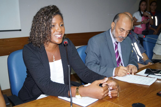 Secretária geral e coordenadora do Núcleo de Mulheres da APPMBA, Alaice Gomes, participa de audiência em homenagem aos 25 anos de ingresso das mulheres na PM e no Corpo de Bombeiros