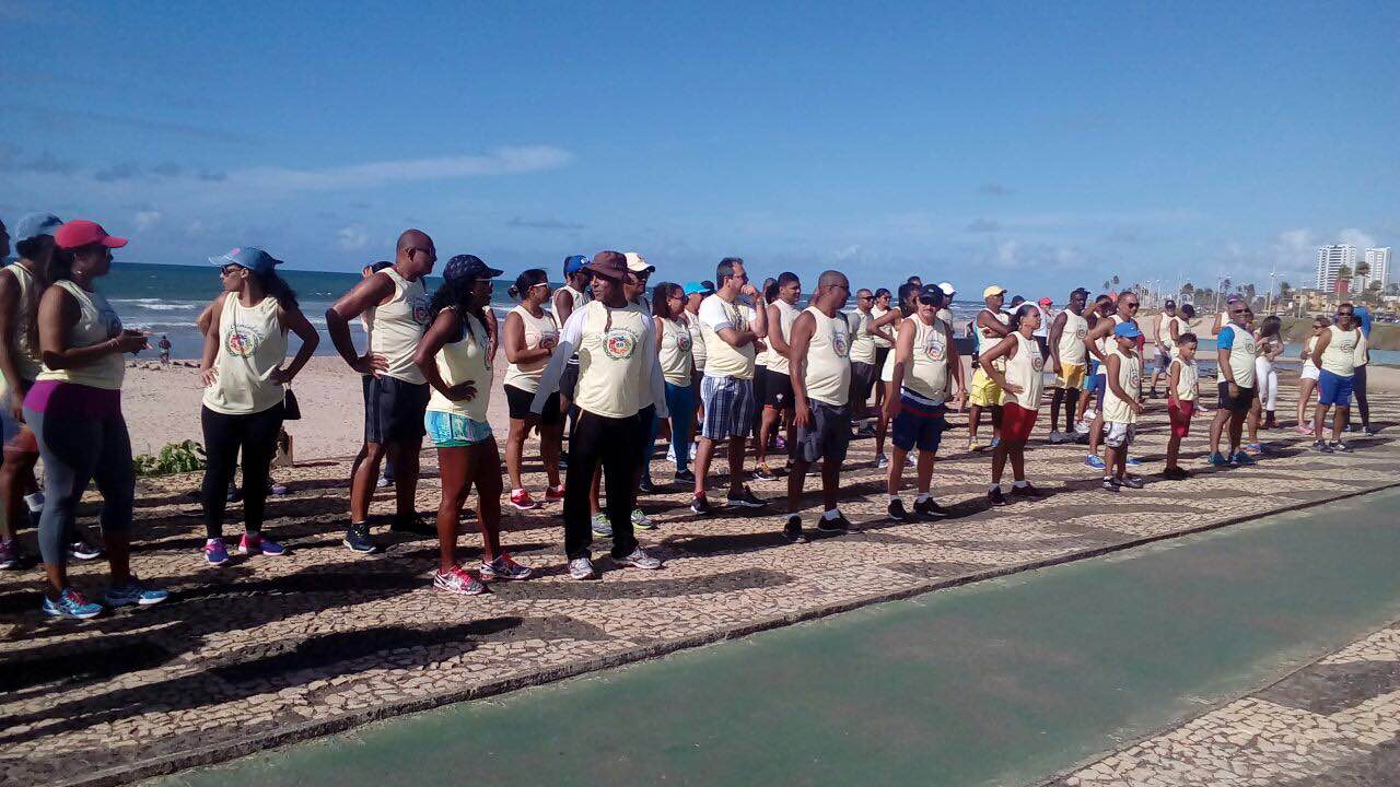 Turma de 1988 promove caminhada na Orla de Salvador e arrecada alimentos para o Grupo de Assistência à Criança com Câncer