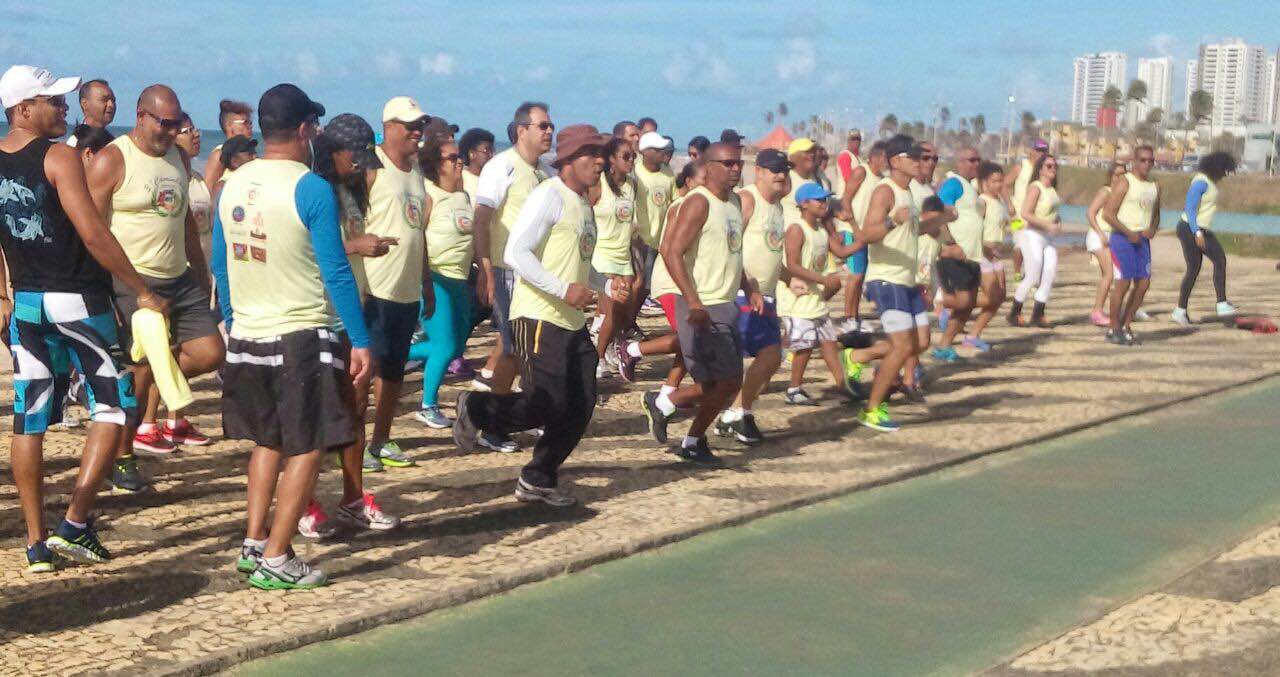 Turma de 1988 promove caminhada na Orla de Salvador e arrecada alimentos para o Grupo de Assistência à Criança com Câncer