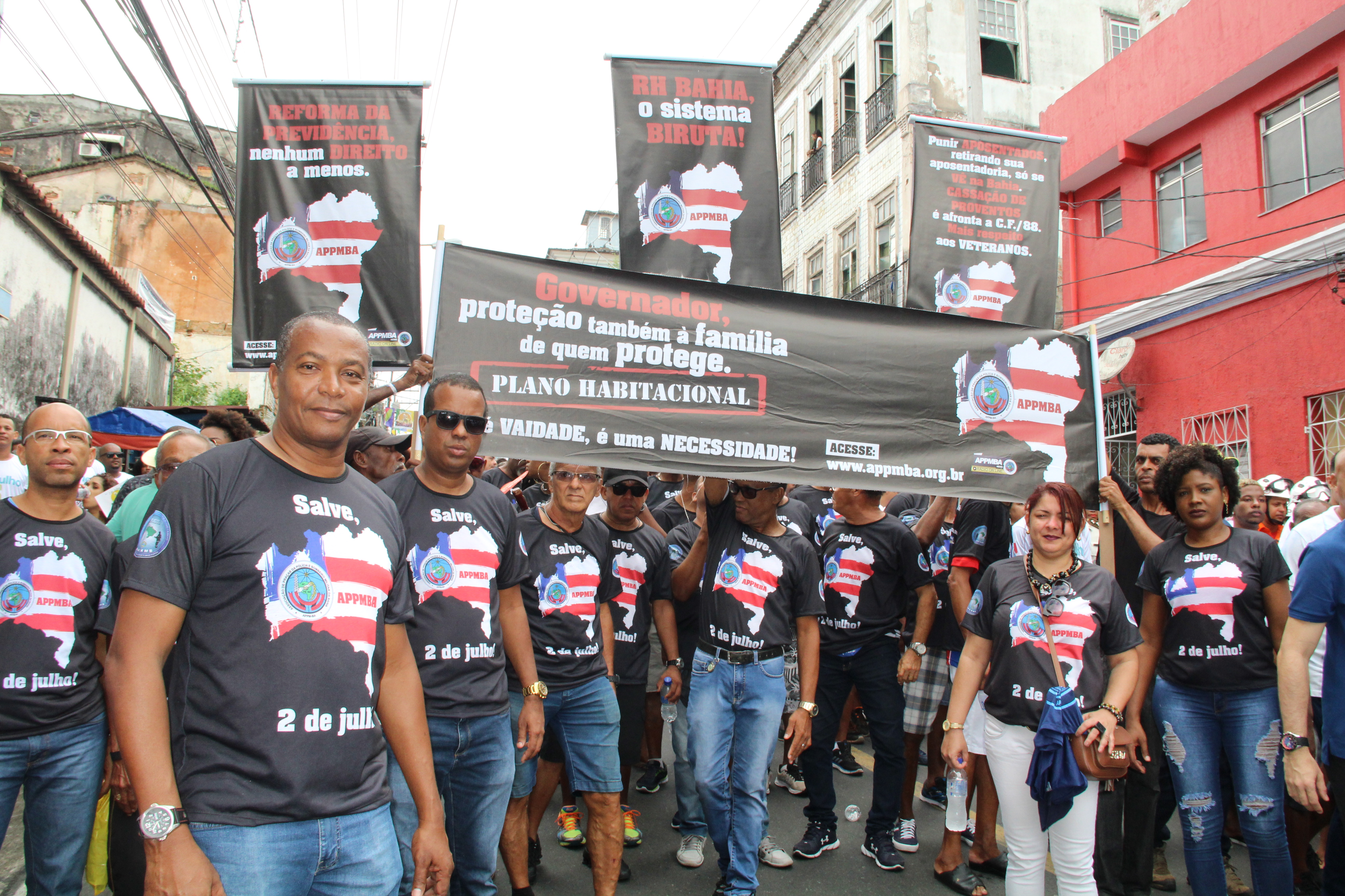 APPMBA realiza ATO de PROTESTO contra as omissões do governo aos direitos dos policiais e bombeiros militares baianos.
