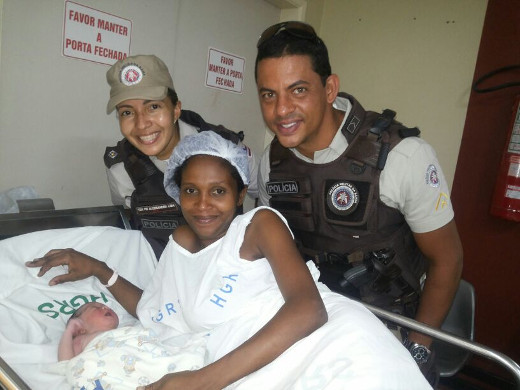 Policiais Militares realizam parto dentro de Viatura em Salvador